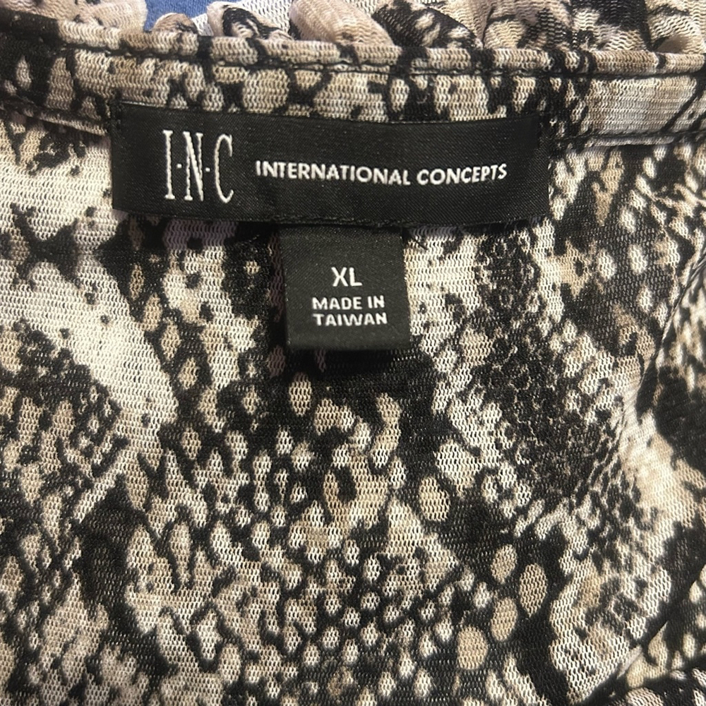 Women's INC International Concepts Top XL Gray Snake Print - Picture 6 of 7